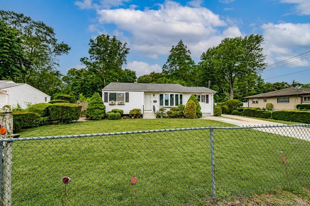 1614 N Gardiner Drive, Bay Shore, NY 11706