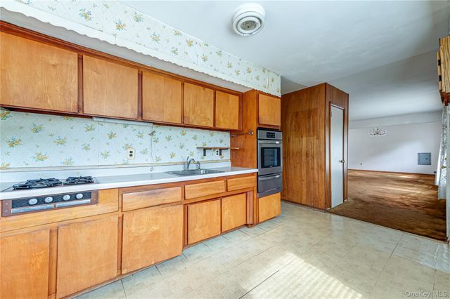 1614 N Gardiner Drive, Bay Shore, NY 11706