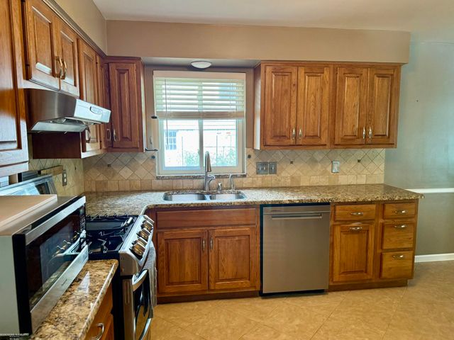 31310 Foxboro Way, Beverly Hills, MI 48025