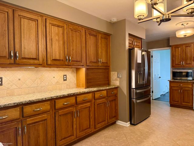 31310 Foxboro Way, Beverly Hills, MI 48025