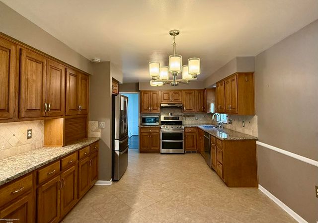 31310 Foxboro Way, Beverly Hills, MI 48025