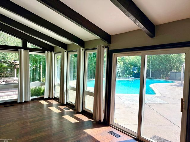 31310 Foxboro Way, Beverly Hills, MI 48025