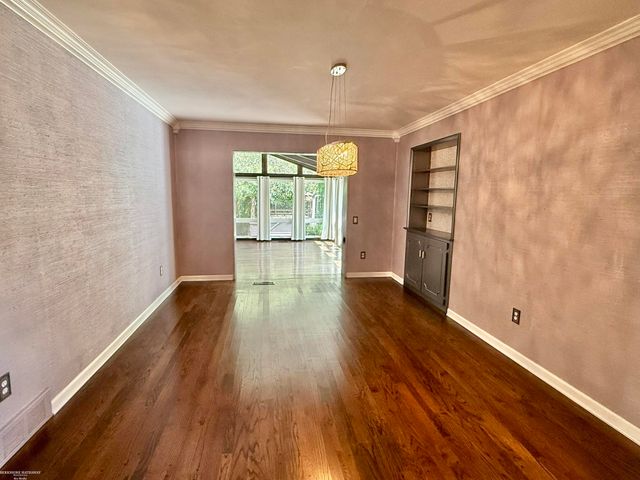 31310 Foxboro Way, Beverly Hills, MI 48025