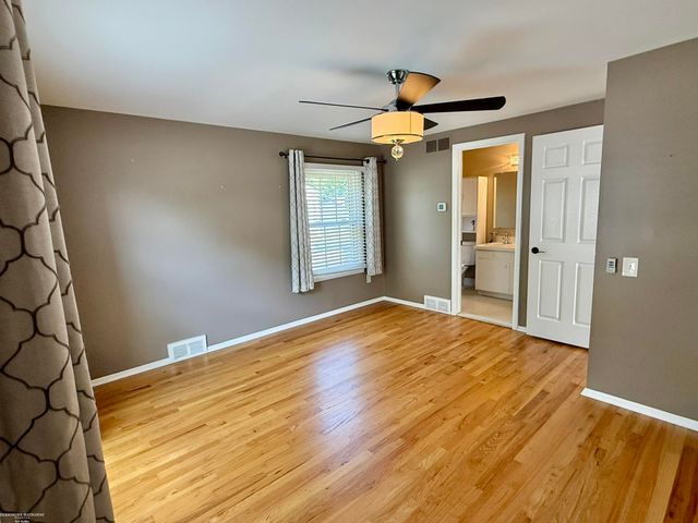 31310 Foxboro Way, Beverly Hills, MI 48025