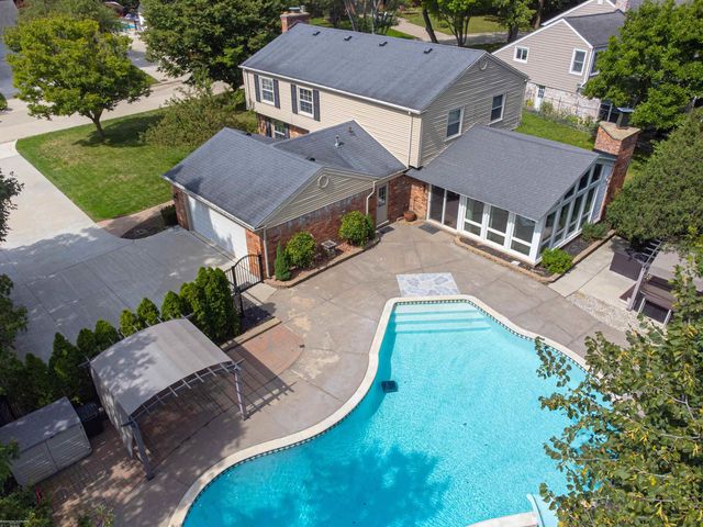 31310 Foxboro Way, Beverly Hills, MI 48025