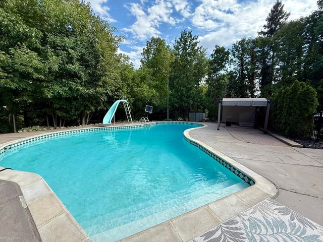 31310 Foxboro Way, Beverly Hills, MI 48025