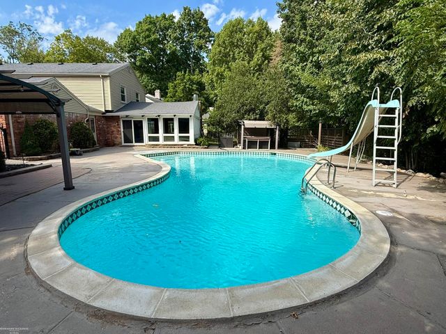 31310 Foxboro Way, Beverly Hills, MI 48025