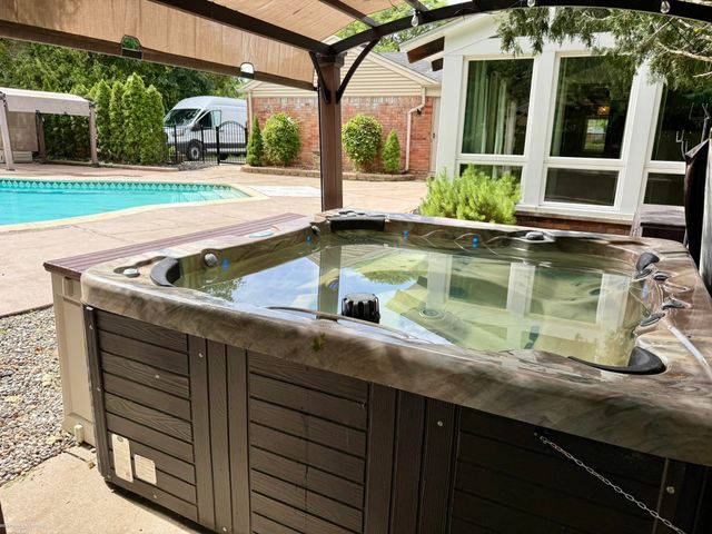 31310 Foxboro Way, Beverly Hills, MI 48025