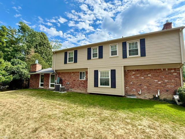 31310 Foxboro Way, Beverly Hills, MI 48025