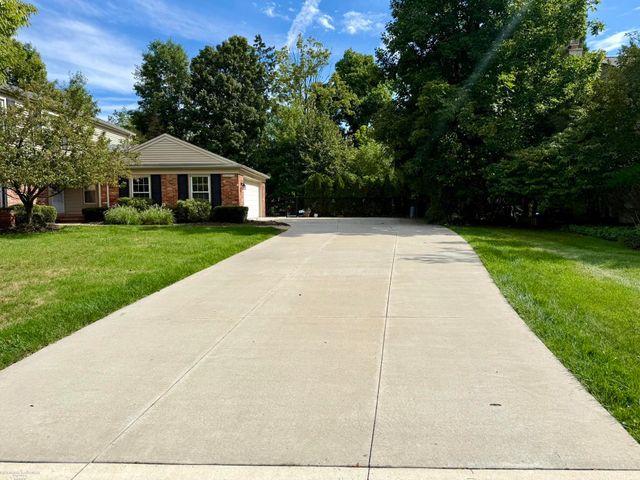 31310 Foxboro Way, Beverly Hills, MI 48025