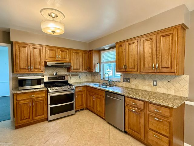 31310 Foxboro Way, Beverly Hills, MI 48025