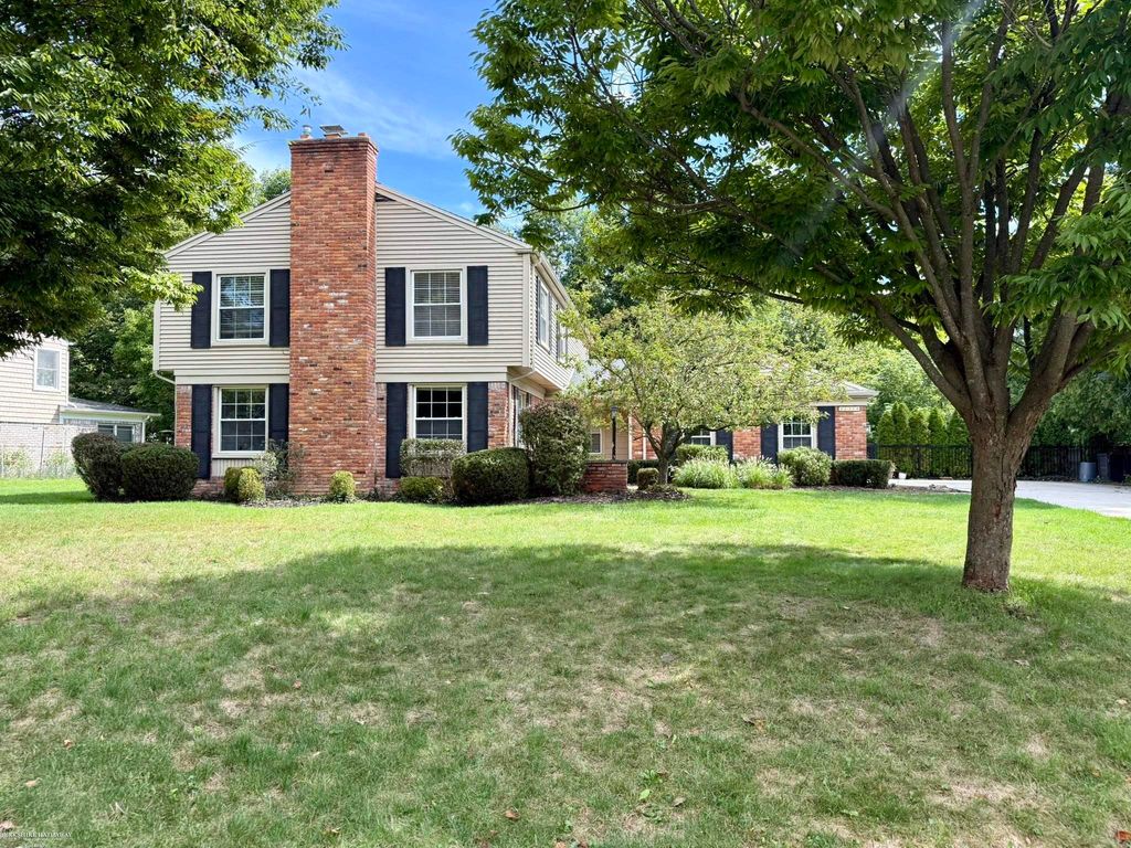 31310 Foxboro Way, Beverly Hills, MI 48025