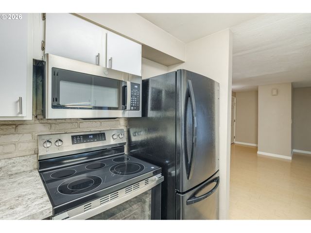 47 EAGLE CREST Dr 49, Lake Oswego, OR 97035