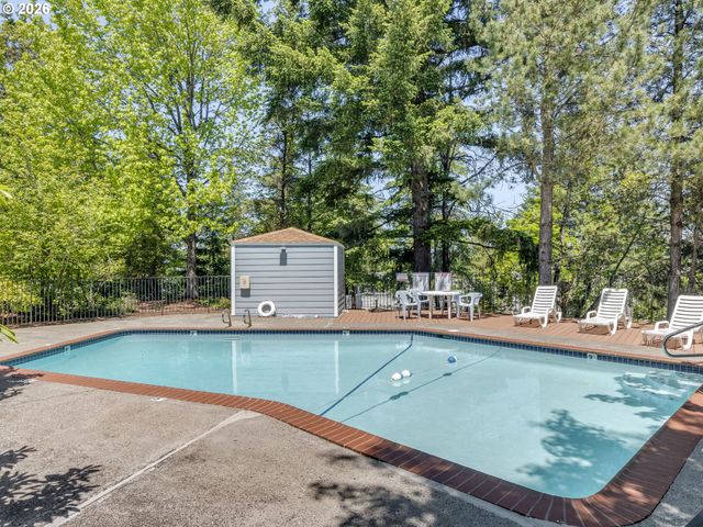 47 EAGLE CREST Dr 49, Lake Oswego, OR 97035