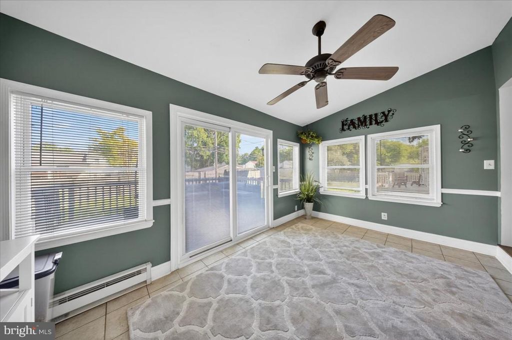 Image 10 of property listing at 11 WHITEHALL CIR, Wilmington, DE 19808
