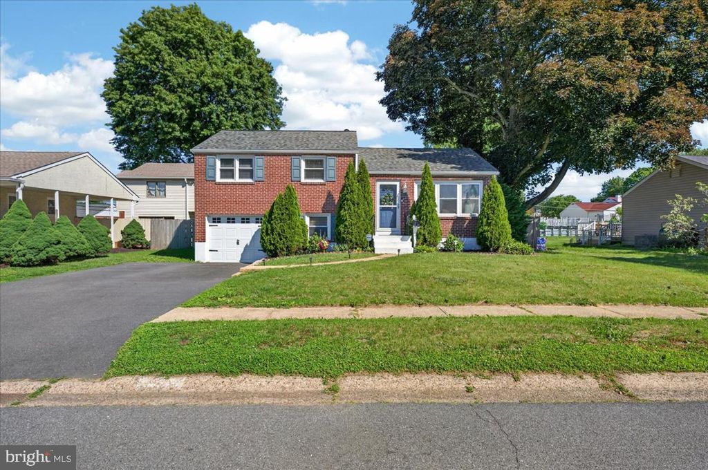 Image 2 of property listing at 11 WHITEHALL CIR, Wilmington, DE 19808