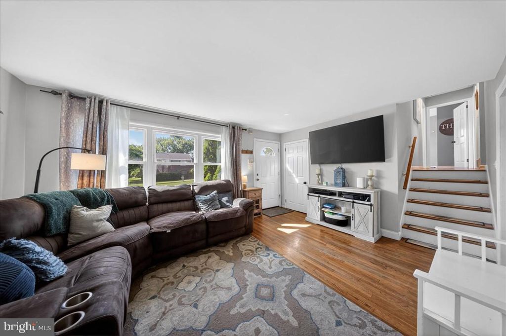 Image 3 of property listing at 11 WHITEHALL CIR, Wilmington, DE 19808