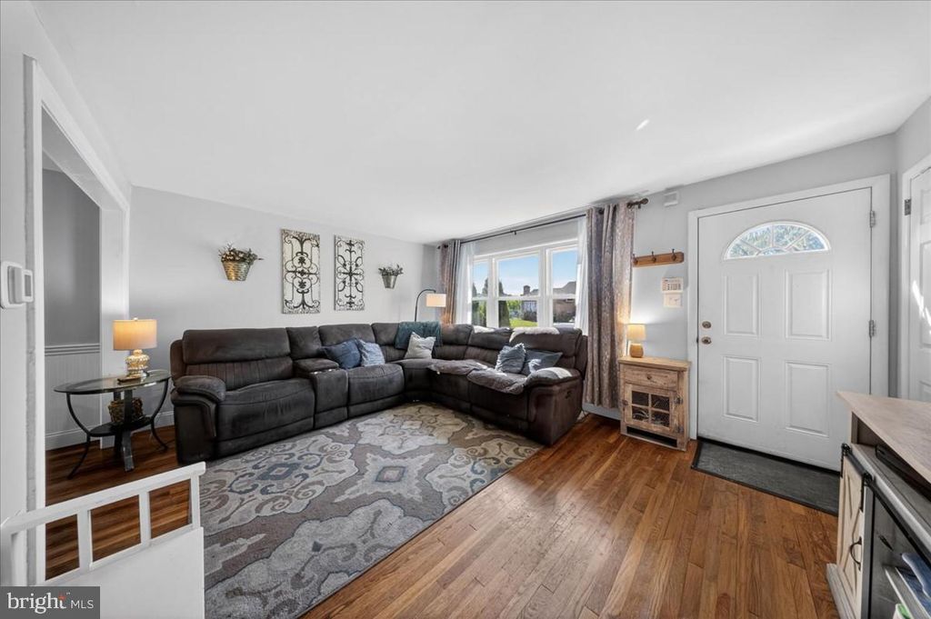 Image 4 of property listing at 11 WHITEHALL CIR, Wilmington, DE 19808