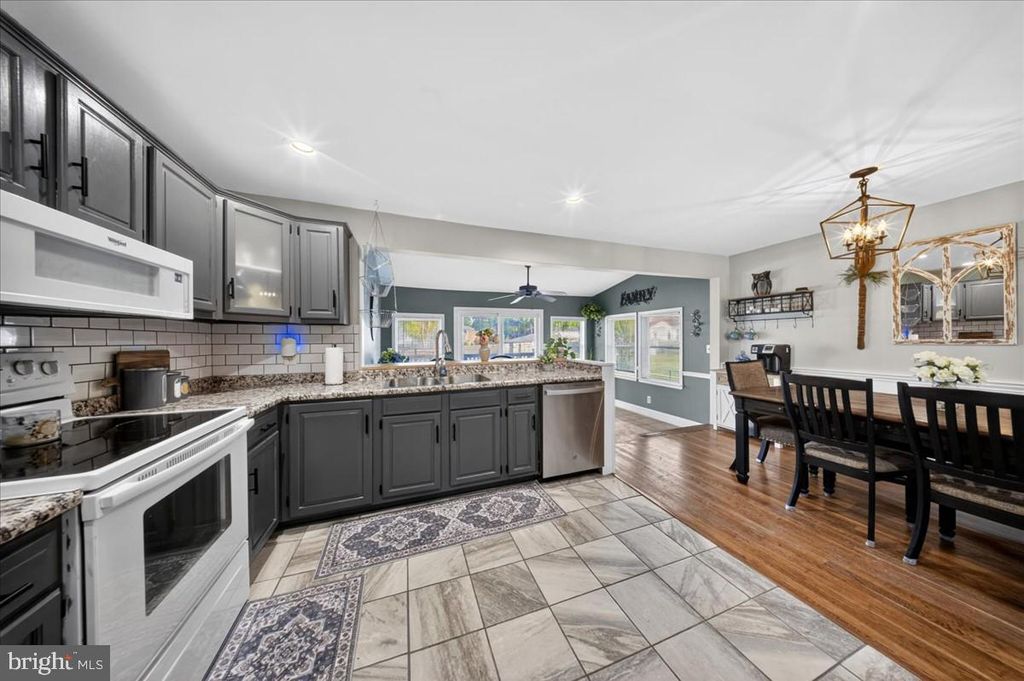 Image 7 of property listing at 11 WHITEHALL CIR, Wilmington, DE 19808