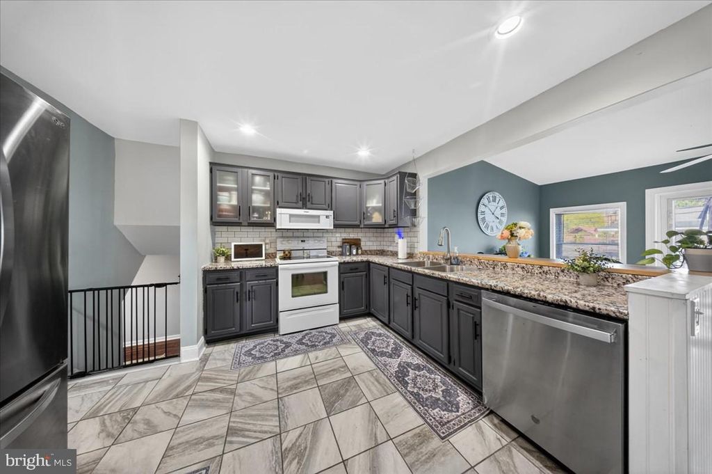Image 8 of property listing at 11 WHITEHALL CIR, Wilmington, DE 19808