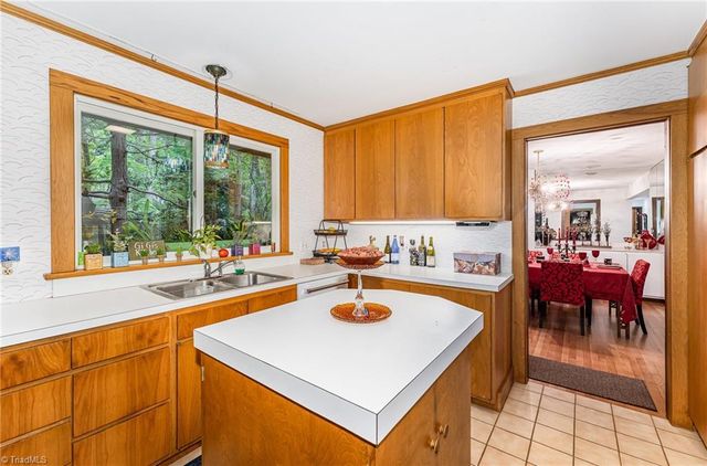 565 Knob View Drive, Winston-salem, NC 27104