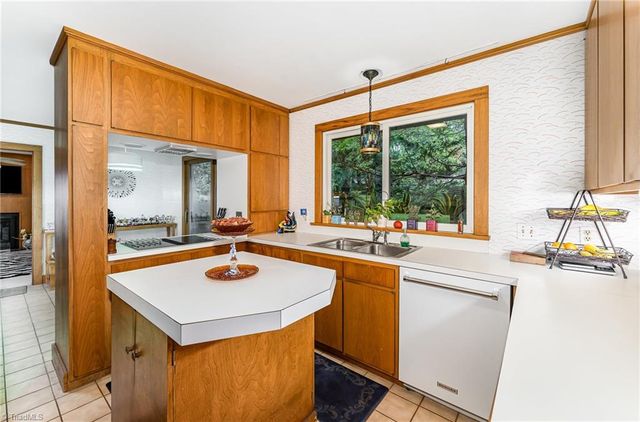 565 Knob View Drive, Winston-salem, NC 27104