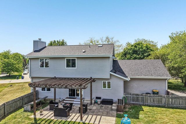 3332 E Debbie DRIVE, Oak Creek, WI 53154