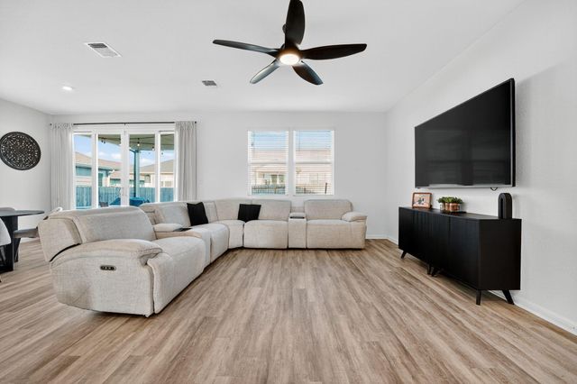 637 Seabiscuit DR, Jarrell, TX 76537