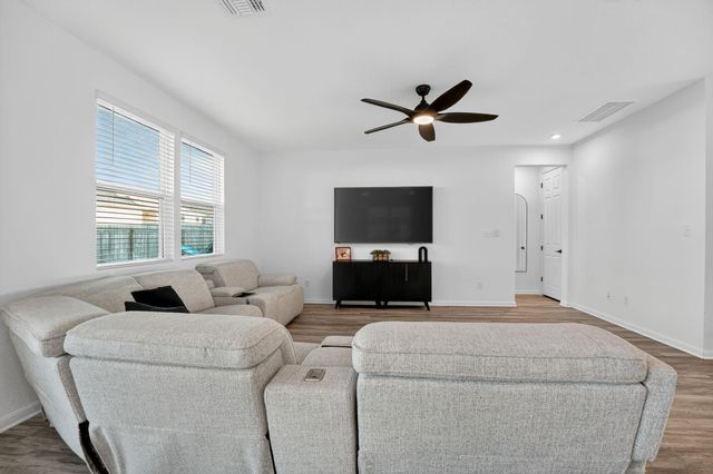 637 Seabiscuit DR, Jarrell, TX 76537