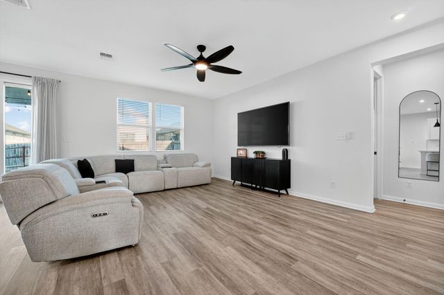 637 Seabiscuit DR, Jarrell, TX 76537