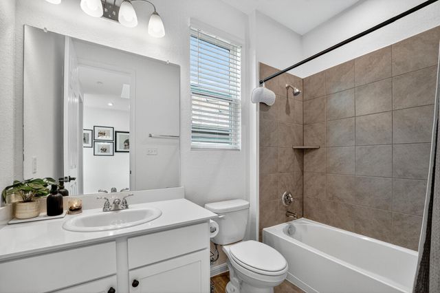 637 Seabiscuit DR, Jarrell, TX 76537