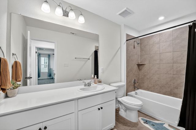 637 Seabiscuit DR, Jarrell, TX 76537