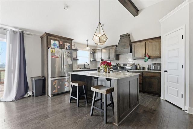 606 SE Colonial Drive, Blue Springs, MO 64014