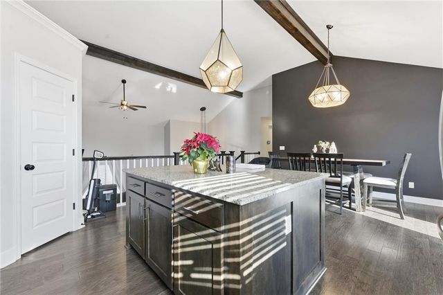 606 SE Colonial Drive, Blue Springs, MO 64014