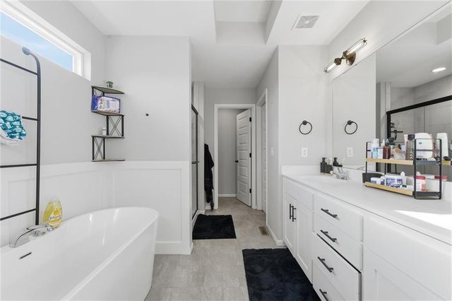 606 SE Colonial Drive, Blue Springs, MO 64014