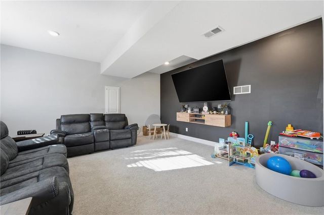 606 SE Colonial Drive, Blue Springs, MO 64014