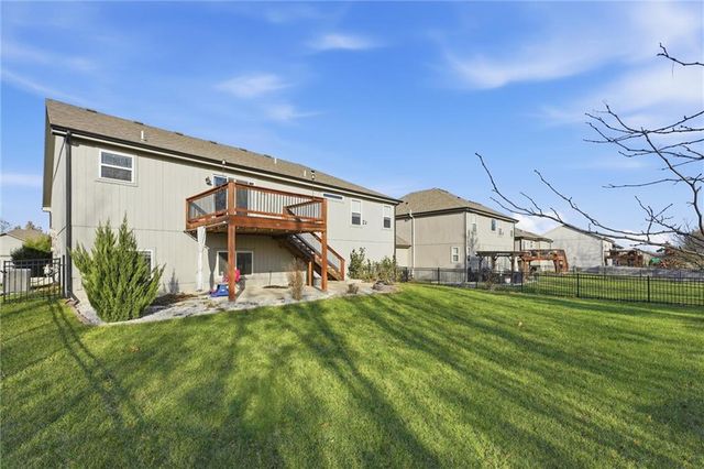 606 SE Colonial Drive, Blue Springs, MO 64014