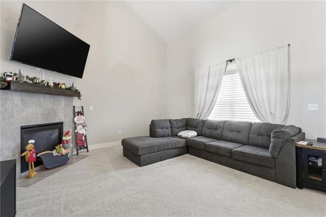 606 SE Colonial Drive, Blue Springs, MO 64014