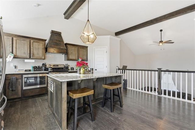 606 SE Colonial Drive, Blue Springs, MO 64014