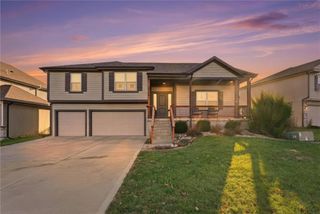 606 SE Colonial Drive, Blue Springs, MO 64014