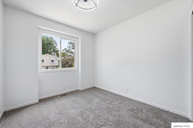 8836 N 81 Avenue, Omaha, NE 68122