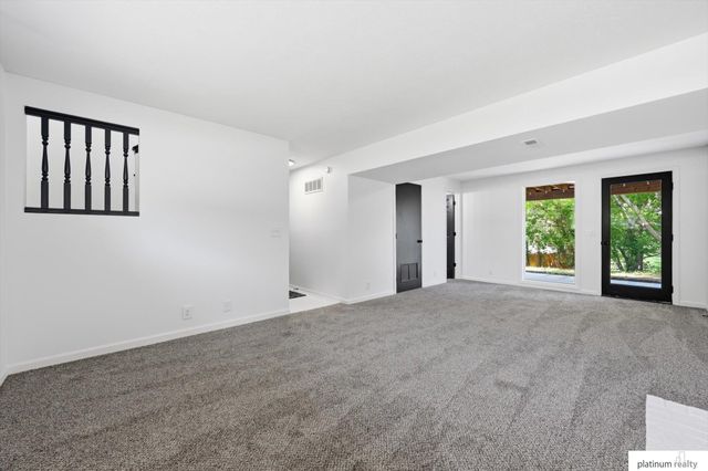 8836 N 81 Avenue, Omaha, NE 68122