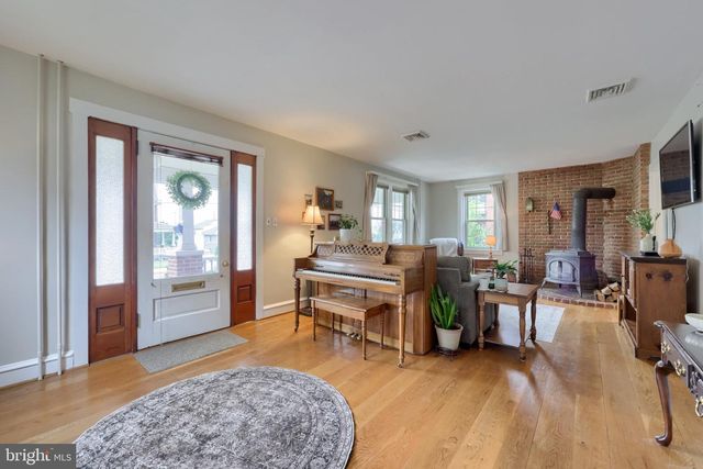 585 W MAIN ST, New Holland, PA 17557