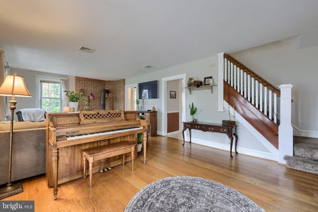 585 W MAIN ST, New Holland, PA 17557