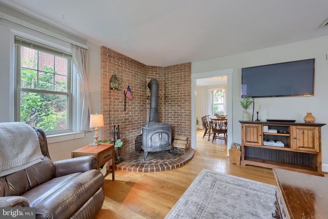 585 W MAIN ST, New Holland, PA 17557