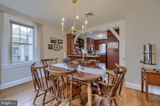 585 W MAIN ST, New Holland, PA 17557