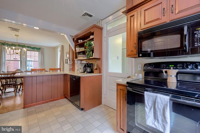 585 W MAIN ST, New Holland, PA 17557