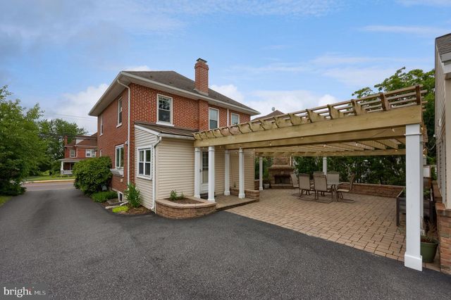 585 W MAIN ST, New Holland, PA 17557