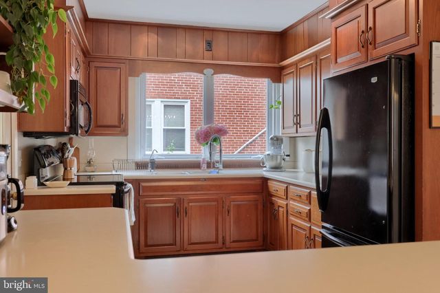 585 W MAIN ST, New Holland, PA 17557