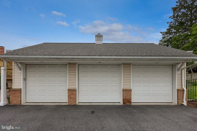 585 W MAIN ST, New Holland, PA 17557